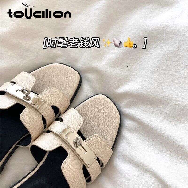 Chinese Silver Small Buckle Women's Flat Slippers Summer New Style Open Toed Vacation Fashionable Outdoor Sandals Luxury Shoes Designer Sandals F