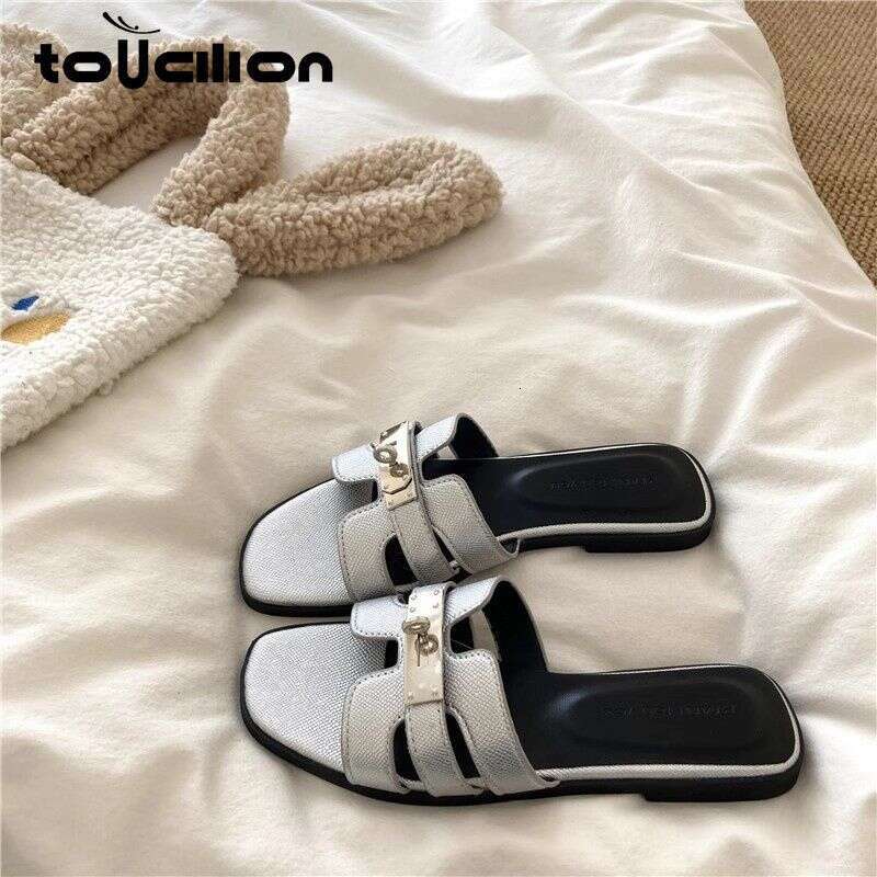 Chinese Silver Small Buckle Women's Flat Slippers Summer New Style Open Toed Vacation Fashionable Outdoor Sandals Luxury Shoes Designer Sandals F