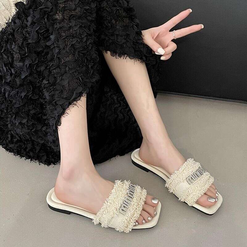 Slippers For Women Summer Wear 2025 New Fashionable Rhinestone Flat Bottomed Straight Drag Casual Lazy Beach Sandals Designer Sandals Free Shipping