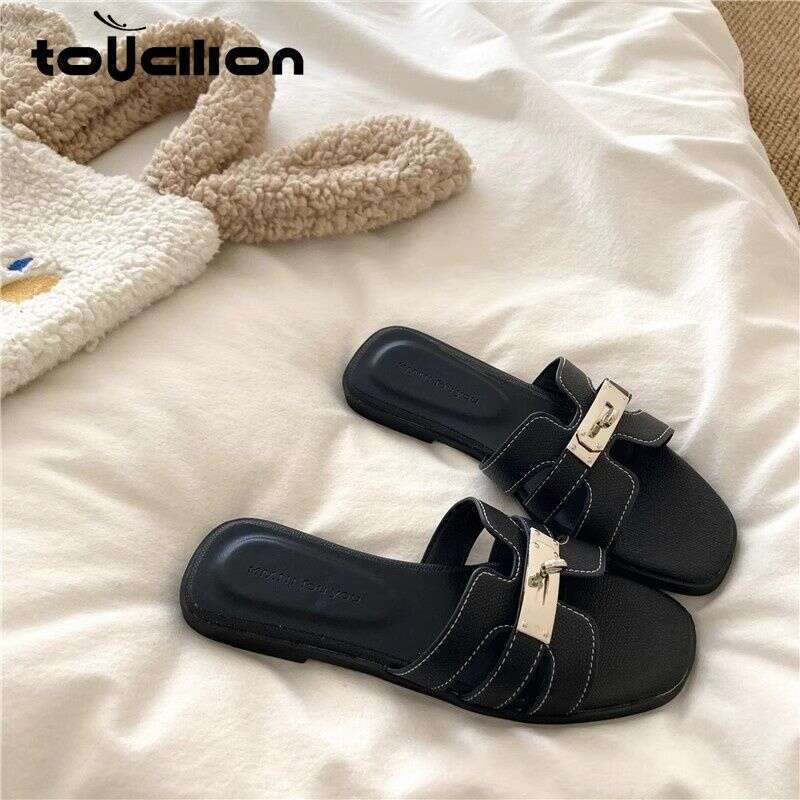 Chinese Silver Small Buckle Women's Flat Slippers Summer New Style Open Toed Vacation Fashionable Outdoor Sandals Luxury Shoes Designer Sandals F