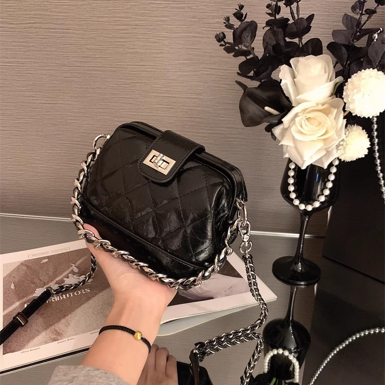 fashion New niche quilted embroidered fashion shell bag fashionable multifunctional commuting crossbody bag designer women s shoulder bag