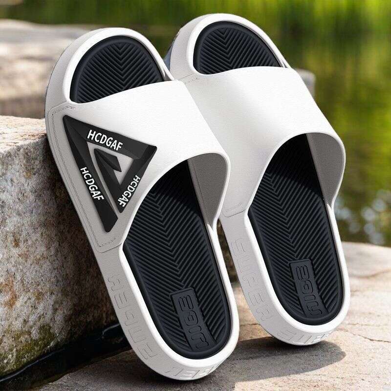 2025 New Men's Slippers Summer Luxury Outerwear Indoor Home Thick Bottom Student Dormitory Beach Sandals Male Designer Sandals
