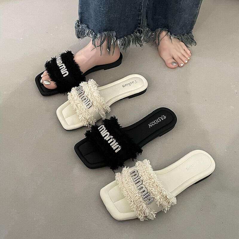 Slippers For Women Summer Wear 2025 New Fashionable Rhinestone Flat Bottomed Straight Drag Casual Lazy Beach Sandals Designer Sandals Free Shipping