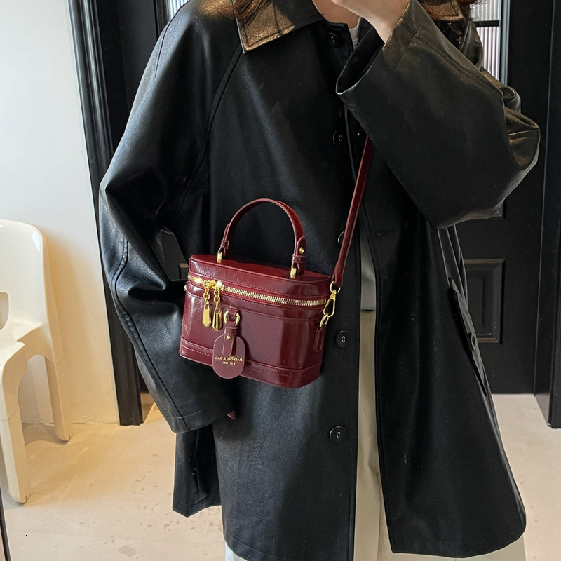 Cross border retro trendy handbag new fashionable casual shoulder bag fashion niche designer cross fashion border fashion crossbody bag