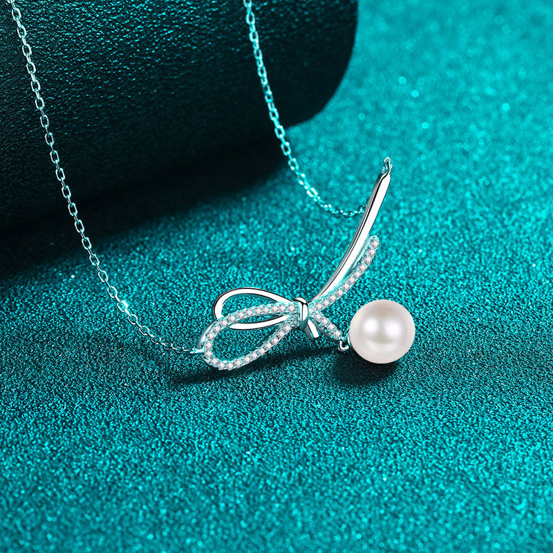 Sophisticated Women's Clavicle Jewelry: Premium S925 Gold-Tone Necklace Adorned With Sparkling Moisantie Gems