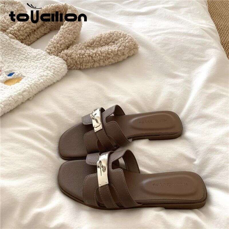 Chinese Silver Small Buckle Women's Flat Slippers Summer New Style Open Toed Vacation Fashionable Outdoor Sandals Luxury Shoes Designer Sandals F