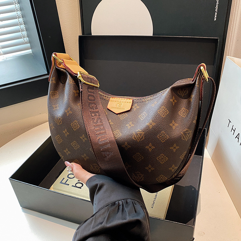 Color-Block Dumpling Bag for Women 2025 New Fashion Large Capacity Crescent Bag Casual Shoulder Crossbody Bag