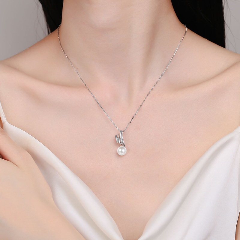 Women's High End Accessory Sophisticated Moissanite and Pearl Inlayed Circlet Neckpiece