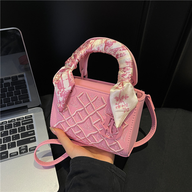 designer bag New with printed diamond grid women's fashionable single shoulder diagonal cross bag, simple and versatile commuting bag