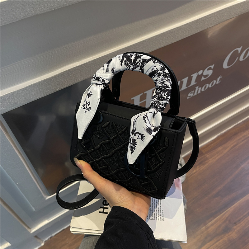 designer bag New with printed diamond grid women's fashionable single shoulder diagonal cross bag, simple and versatile commuting bag