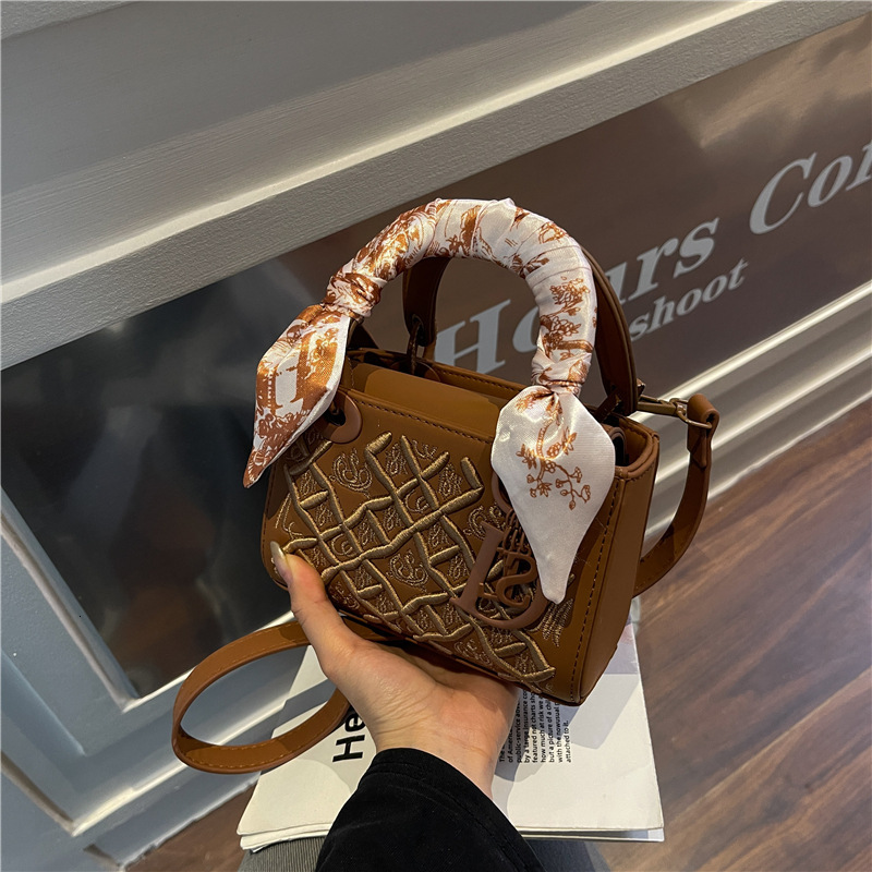designer bag New with printed diamond grid women's fashionable single shoulder diagonal cross bag, simple and versatile commuting bag