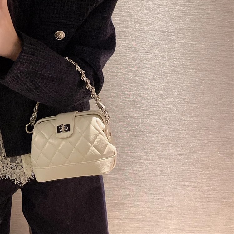 fashion New niche quilted embroidered fashion shell bag fashionable multifunctional commuting crossbody bag designer women s shoulder bag
