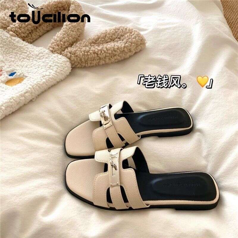 Chinese Silver Small Buckle Women's Flat Slippers Summer New Style Open Toed Vacation Fashionable Outdoor Sandals Luxury Shoes Designer Sandals F