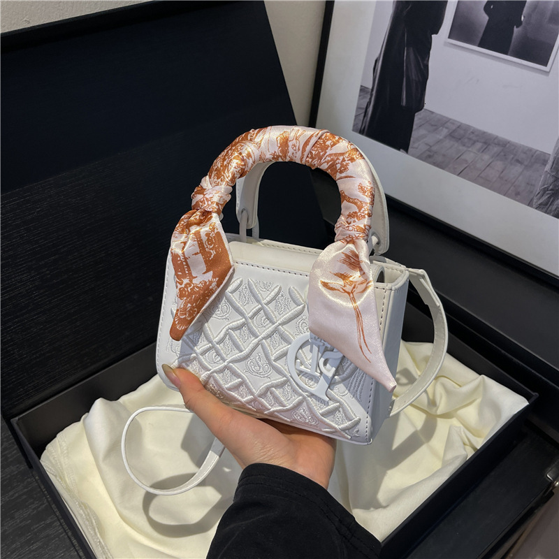 designer bag New with printed diamond grid women's fashionable single shoulder diagonal cross bag, simple and versatile commuting bag