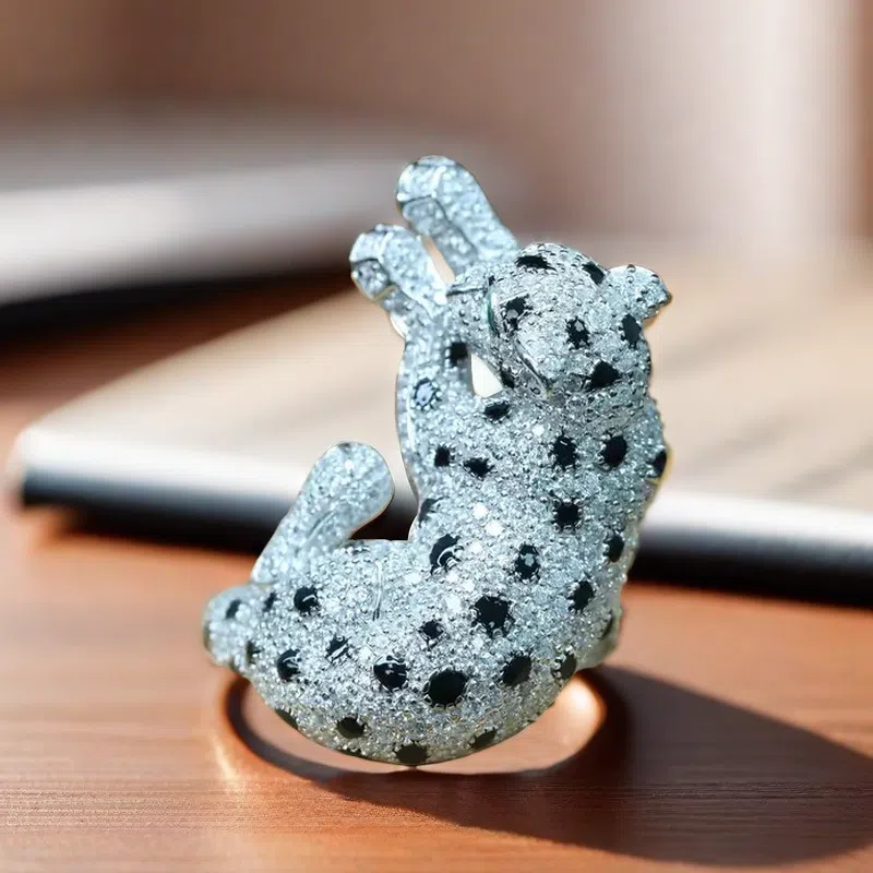 Wild leopard animal ring S925 sterling silver emerald high carbon diamond artist American leopard/ jaguar cheetah charm personality fashionable trend 