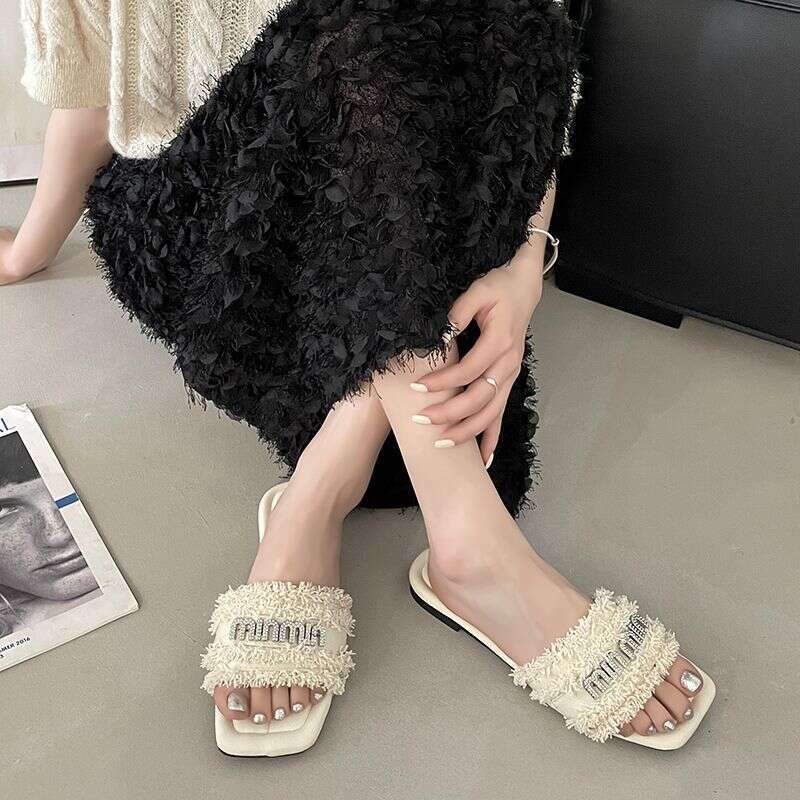 Slippers For Women Summer Wear 2025 New Fashionable Rhinestone Flat Bottomed Straight Drag Casual Lazy Beach Sandals Designer Sandals Free Shipping