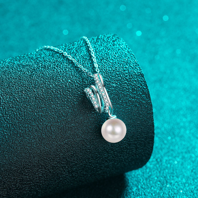 Women's High End Accessory Sophisticated Moissanite and Pearl Inlayed Circlet Neckpiece
