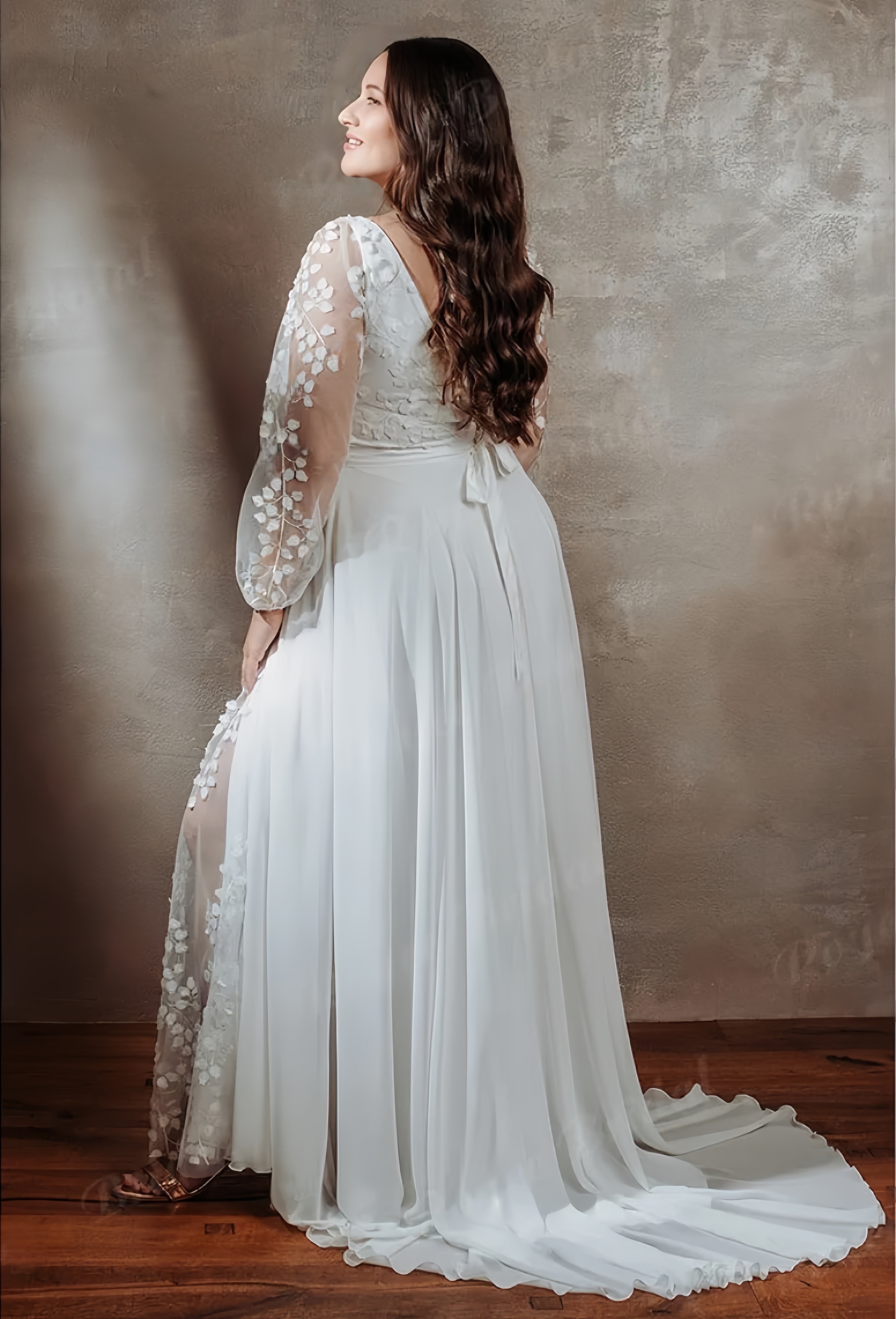 Bohemian Plus Size Wedding Dress for Women 2025 Long Sleeves V Neck Lace Appliques Bridal Gown Illusion Side Slit Lace Chiffon Beach Bride Dresses