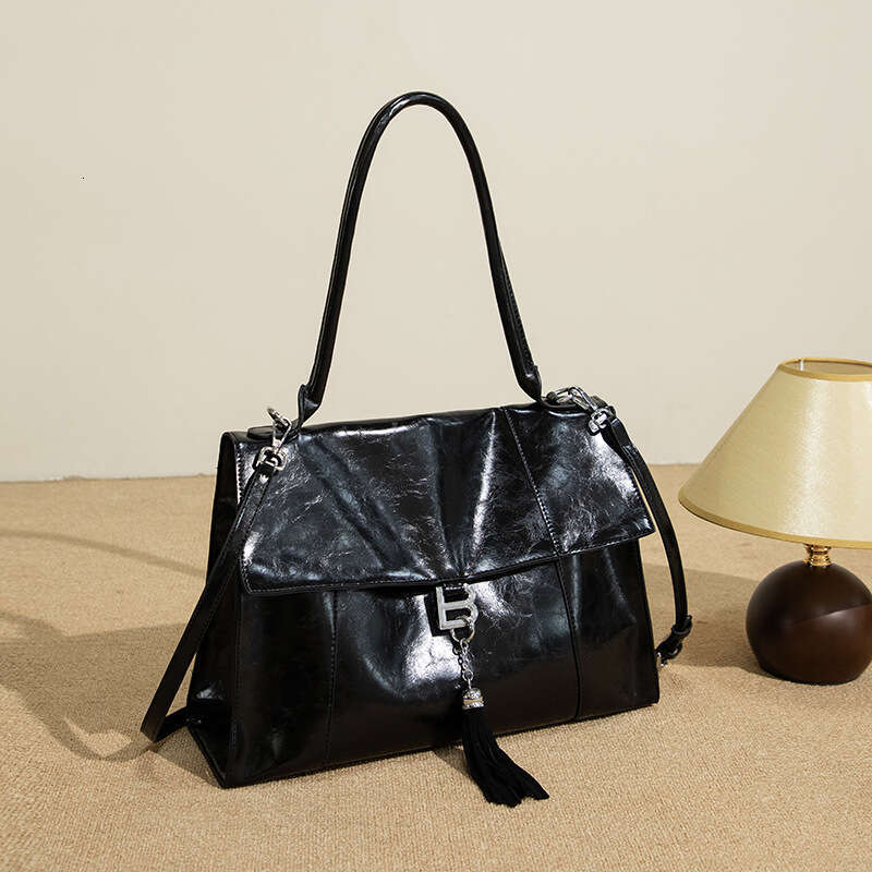 2025 New Single Shoulder Women's Cowboy Handbag Fashion Simple Commuter High end Large Capacity Women's Bag