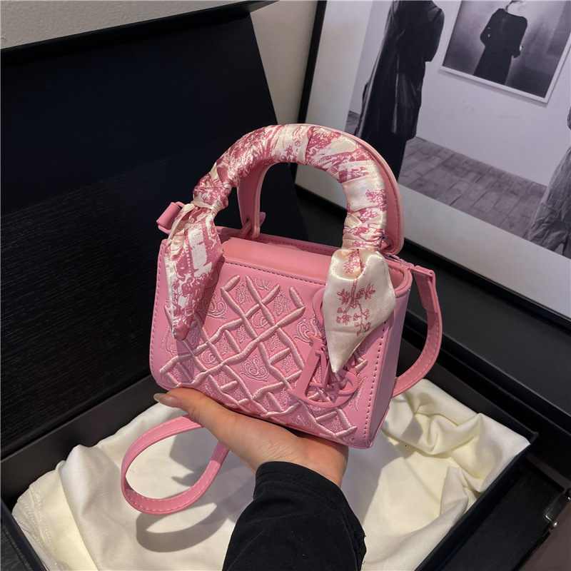 designer bag New with printed diamond grid women's fashionable single shoulder diagonal cross bag, simple and versatile commuting bag