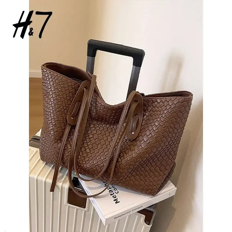 Vintage Diamond Woven Large Capacity Bag Womens Autumn and Winter Fashion Tote Bag Travel Shoulder Package Handbags 250530