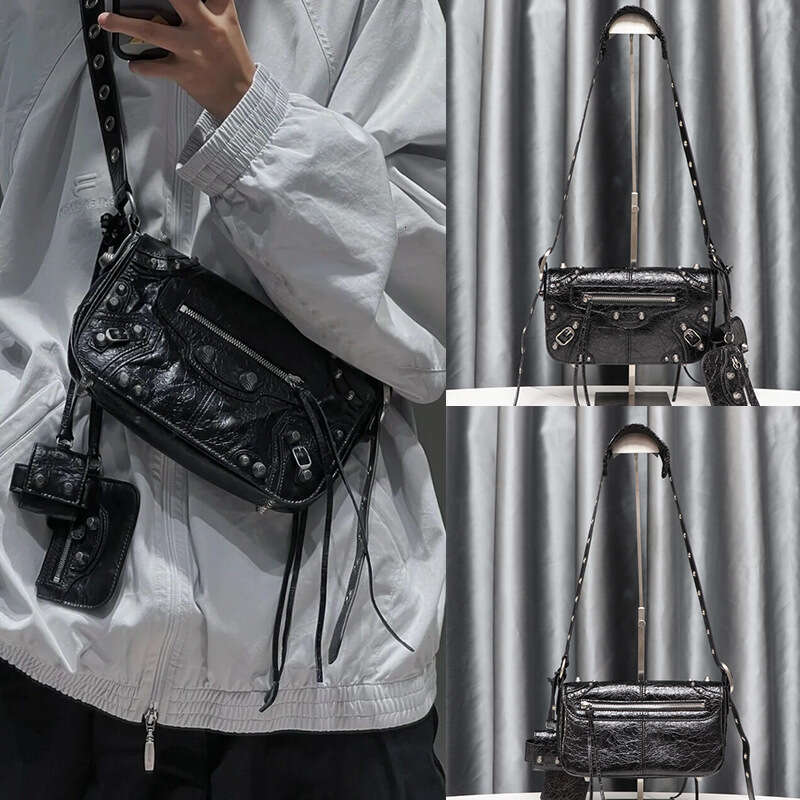 LE CAGOLE Unisex Motorcycle Winter Jay Chou Style Rivet Small Square Oil Wax Leather Crossbody Bag