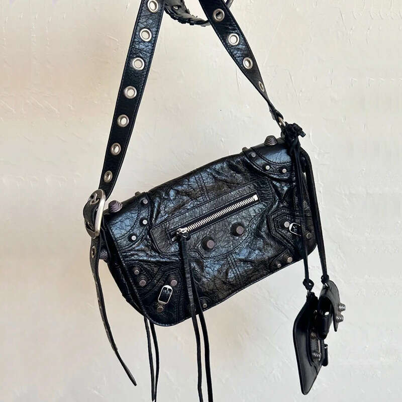 LE CAGOLE Unisex Motorcycle Winter Jay Chou Style Rivet Small Square Oil Wax Leather Crossbody Bag