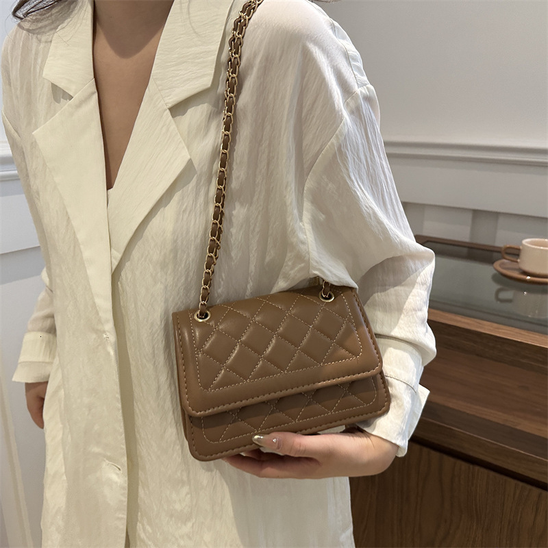 New Fashionable Casual Embossed Handbag Commuter Bag Free Delivery Simple Grid Designer Chain Armband Single Shoulder Crossbody Bag Shopping Bag For W