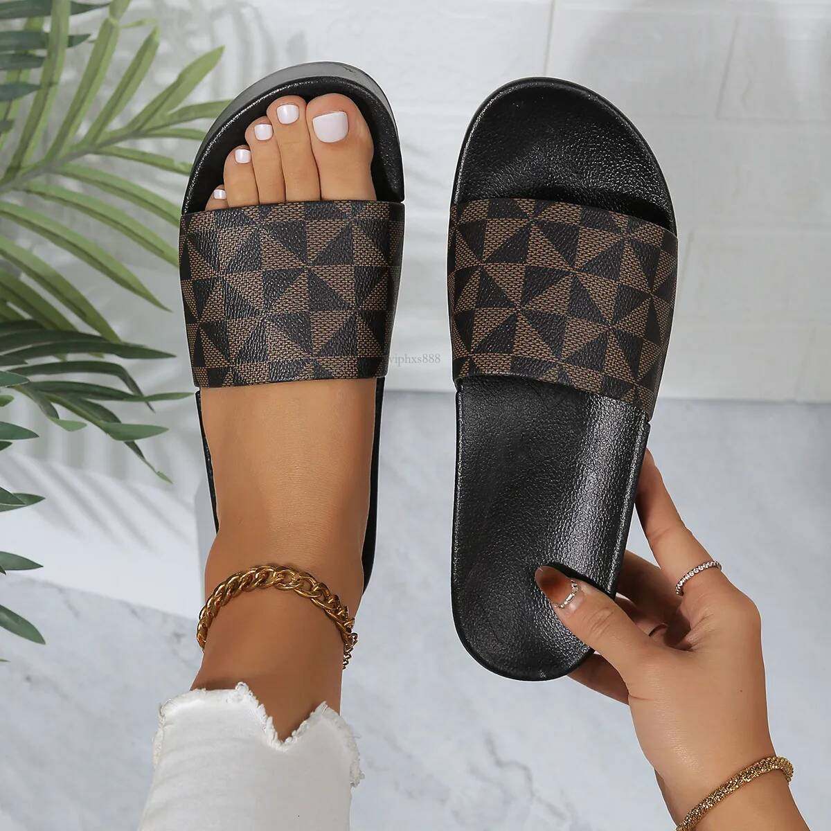 Free Shipping 2025 New Slides Designer Slippers Womans Sandals Platform Slipper Black Outdoor Beach Outdoor Indoor Shoes Women Slide