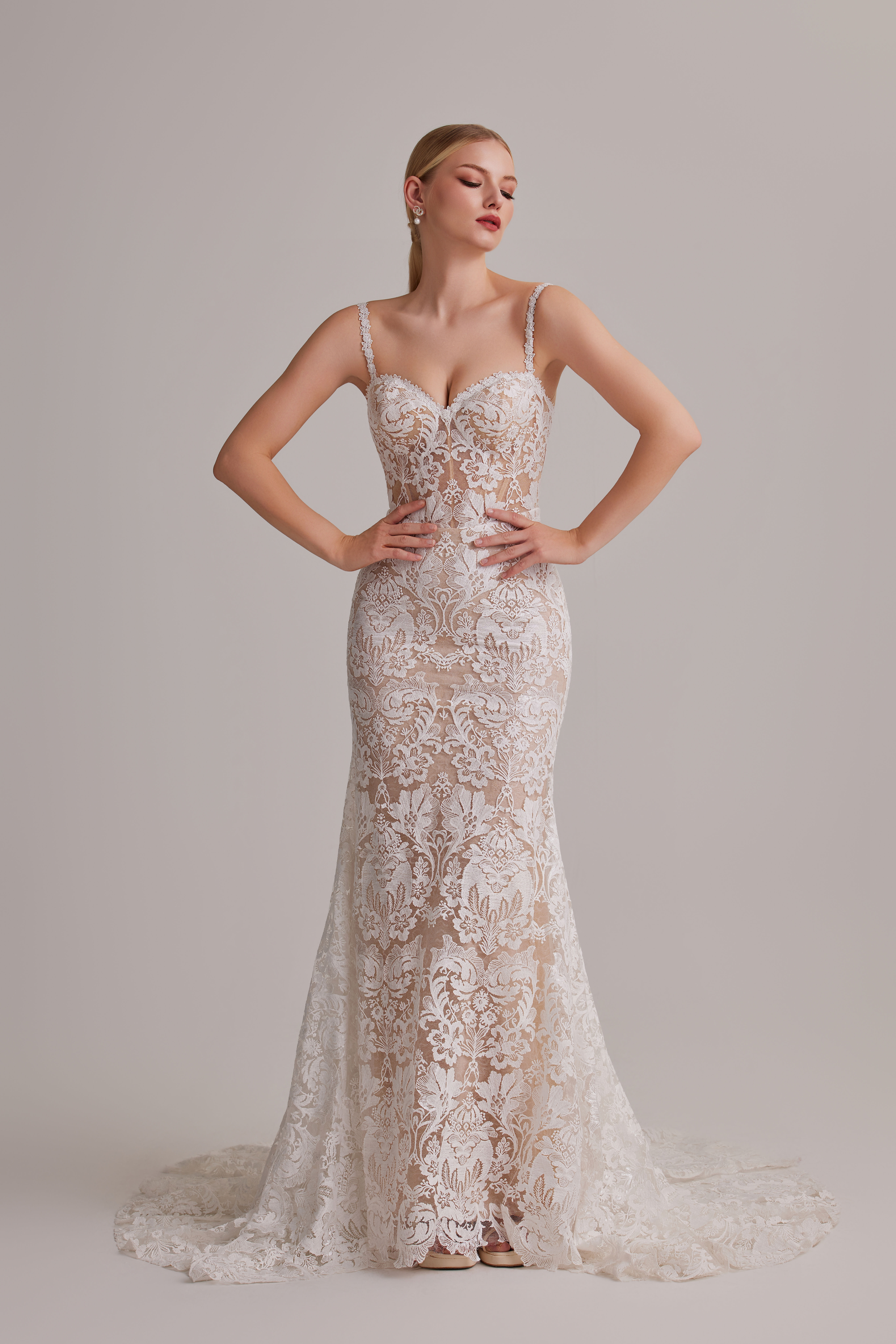 Extremely beautiful! Lace suspender fishtail wedding dress dreamy bright