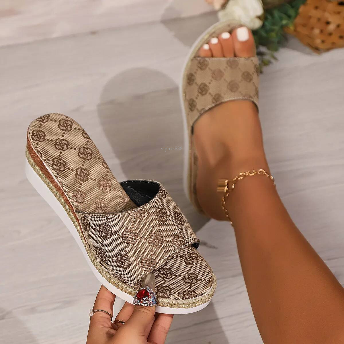 Free Shipping 2025 New Slides Designer Outdoor Beach Slippers Womans Sandals Platform Shoes Indoor Home Outdoor Women Wedges