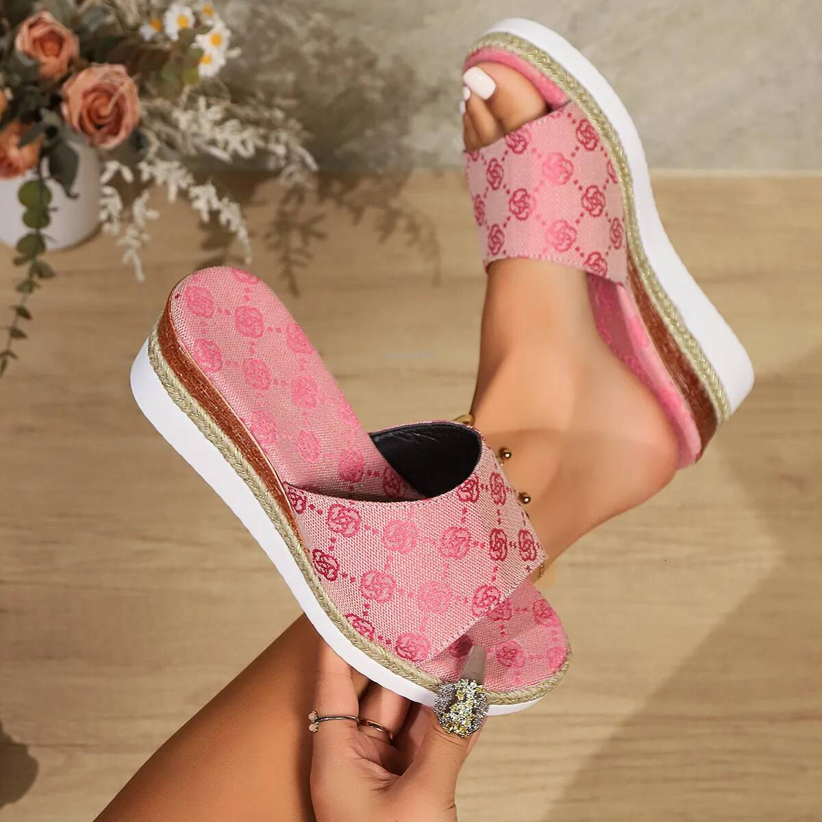 Free Shipping 2025 New Slides Designer Outdoor Beach Slippers Womans Sandals Platform Shoes Indoor Home Outdoor Women Wedges