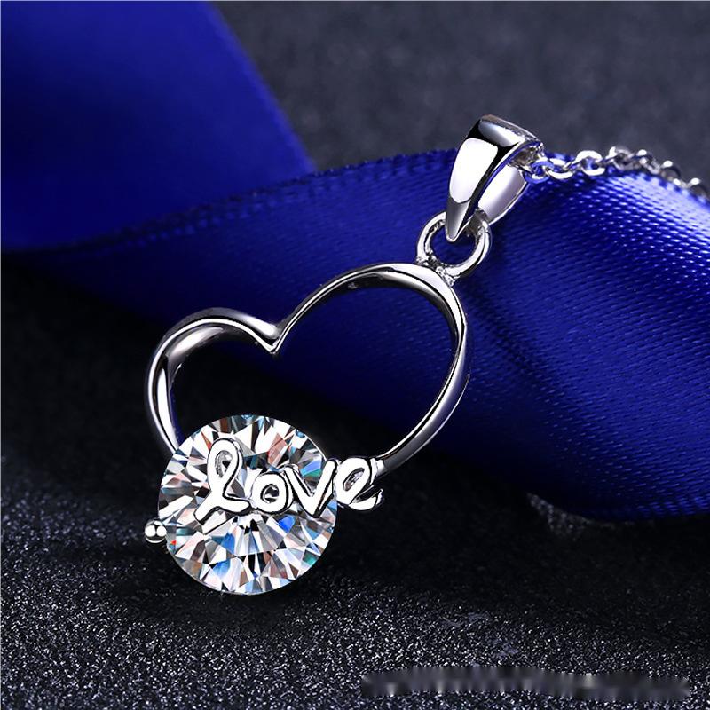 Chic Women's Accessory Exquisite Heart Moissanite Stone Set into a Versatile Chain