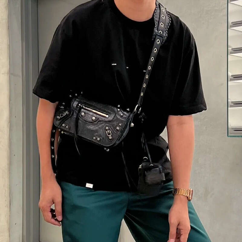 LE CAGOLE Unisex Motorcycle Winter Jay Chou Style Rivet Small Square Oil Wax Leather Crossbody Bag