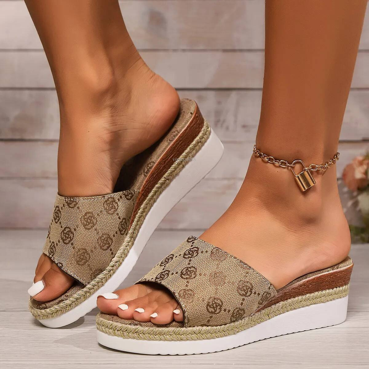 Free Shipping 2025 New Slides Designer Outdoor Beach Slippers Womans Sandals Platform Shoes Indoor Home Outdoor Women Wedges