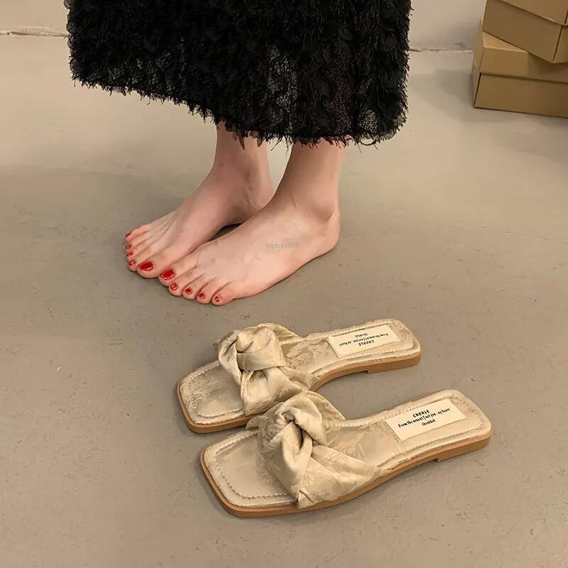 Hot Free Shipping Designer Slippers 2025 New For Womens Flat Sandals Beige Green Blue Yellow New Summer Outdoor Beach Pleated Flat Beach Slippers