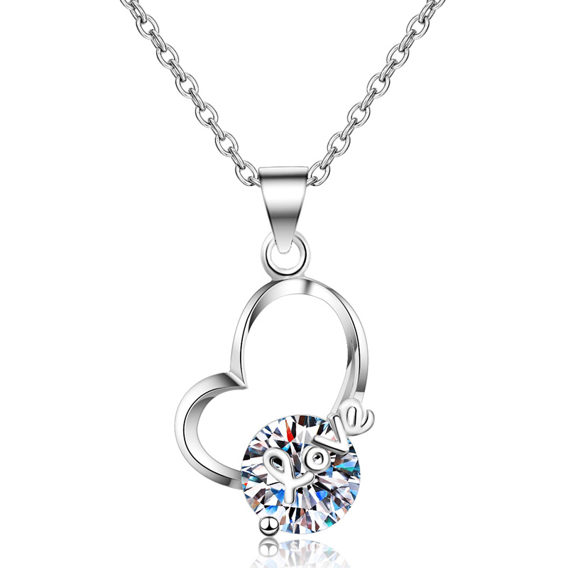 Chic Women's Accessory Exquisite Heart Moissanite Stone Set into a Versatile Chain