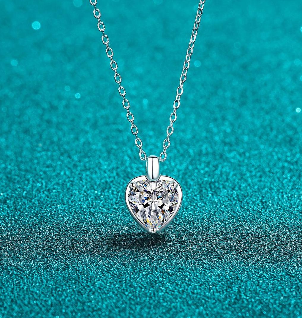 925 Sterling Silver Minimalist Heart Shaped Moissanite Pendant Necklace Sweet Love Collarbone Chain Hypoallergenic Jewelry for Women