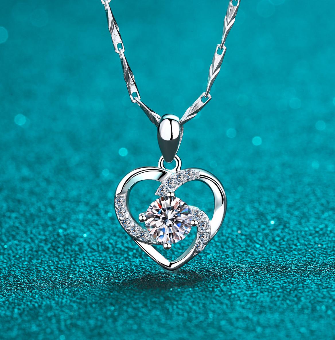 925 Sterling Silver Heart Shaped Moissanite Pendant Necklace Short Dainty Collarbone Chain Hypoallergenic Elegant Jewelry Wholesale Supply