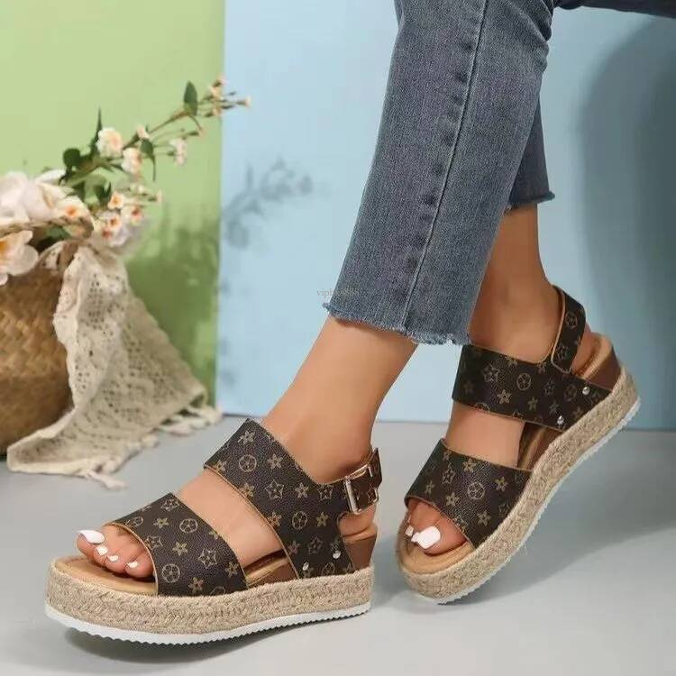 Free Outdoor beach shipping 2025 designer Slippers flat sandals for women Slipper fashion home Slope heel thick soled sandals sliders slide outdoor wo