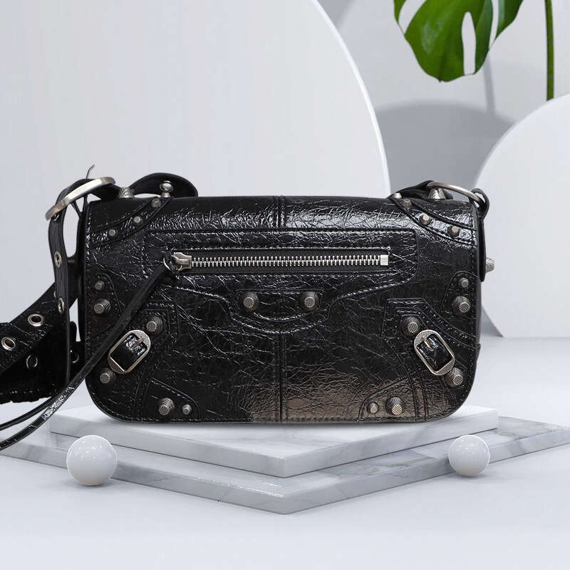 LE CAGOLE Unisex Motorcycle Winter Jay Chou Style Rivet Small Square Oil Wax Leather Crossbody Bag