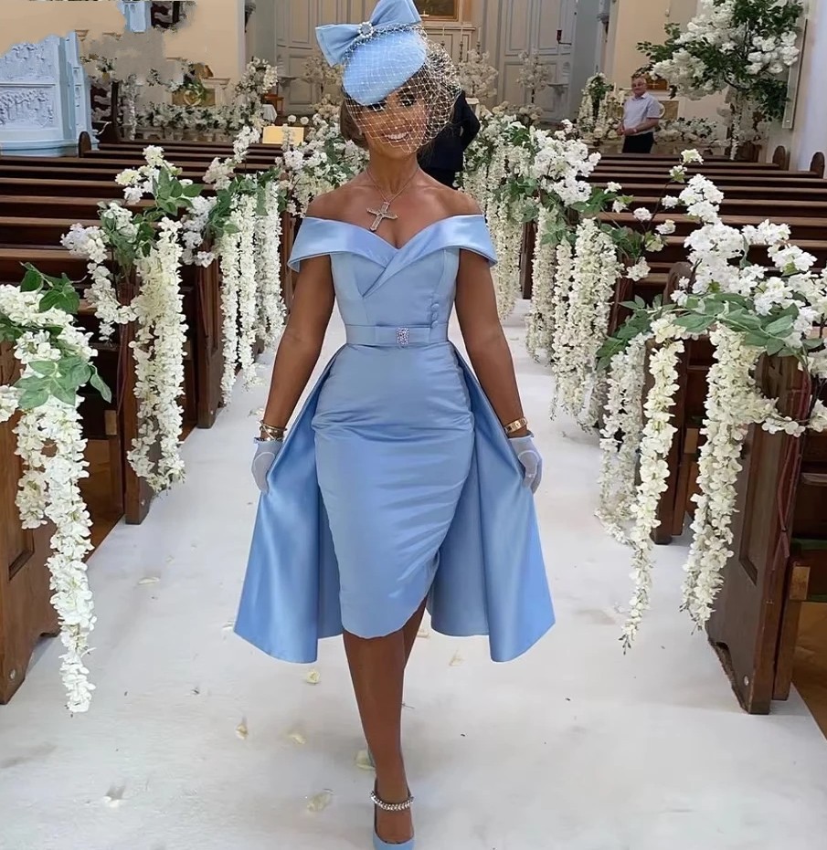 2025 New Sky Blue Short Mother of the Bride Dresses Off the Shoulder Satin Sheath Mom Wedding Guest Formal Party Gowns Robe De Soiree