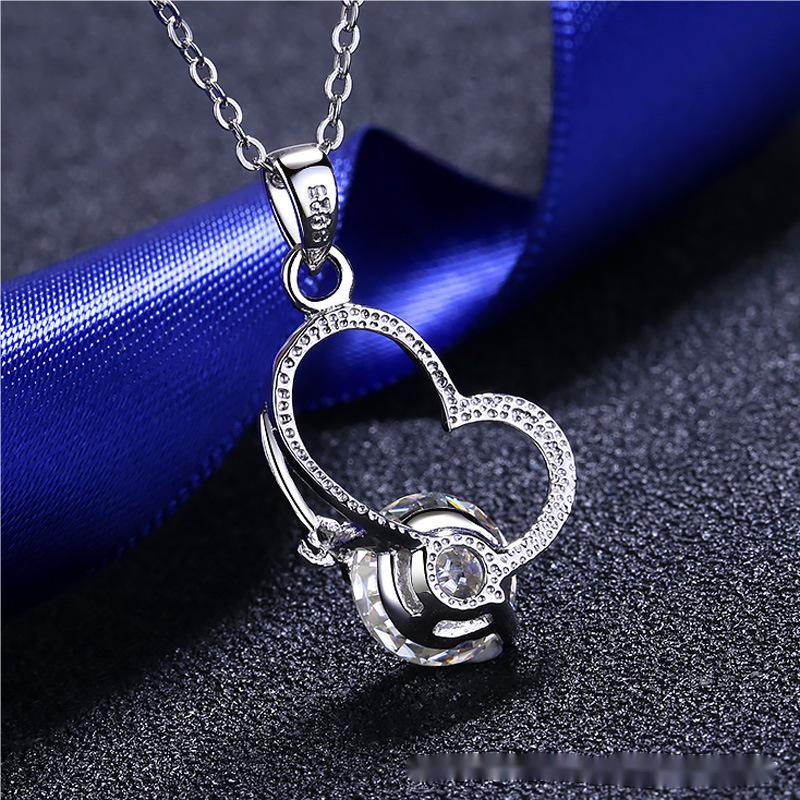 Chic Women's Accessory Exquisite Heart Moissanite Stone Set into a Versatile Chain