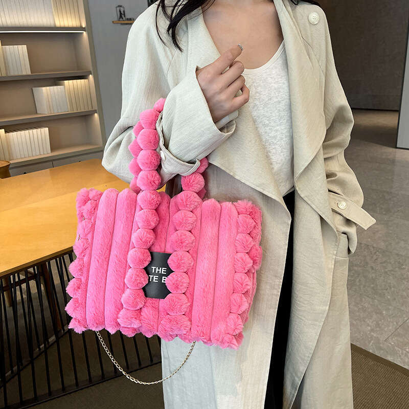 Hot Selling Fuzzy Pink Faux Fur Ladies Winter Handbag Brand Designer Fluffy Plush Sqaure Shoulder Purse Elegant Women's Tote Bag Designer Bags
