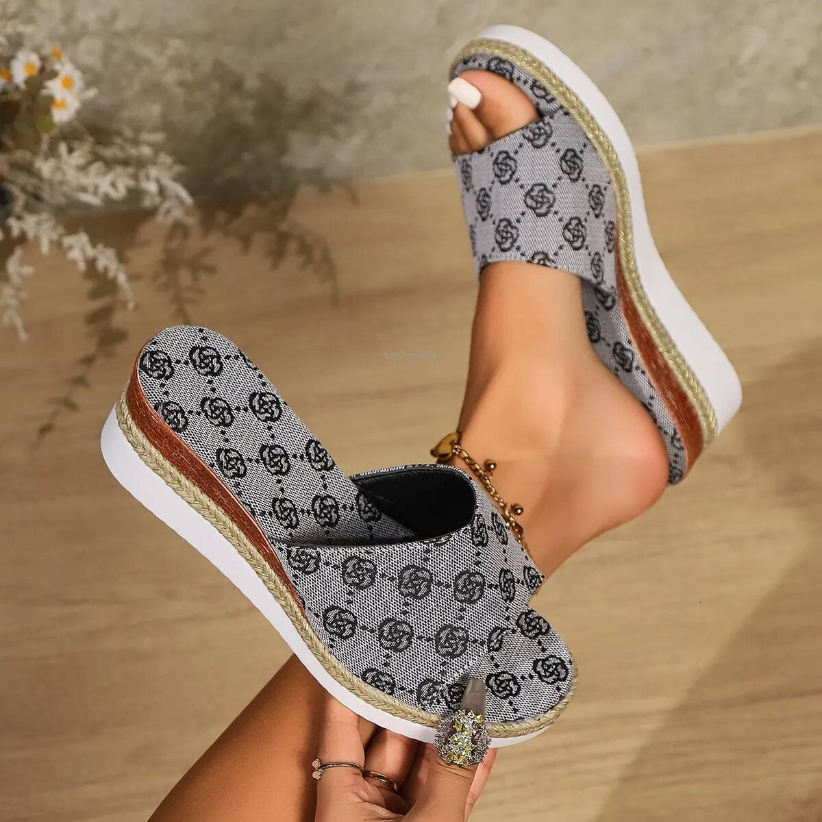 Free Shipping 2025 New Slides Designer Outdoor Beach Slippers Womans Sandals Platform Shoes Indoor Home Outdoor Women Wedges