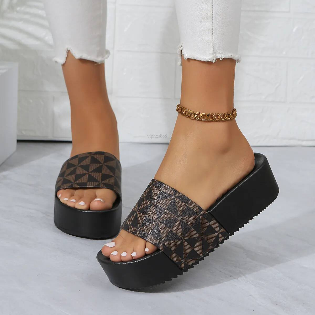 Free Shipping 2025 New Slides Designer Slippers Womans Sandals Platform Slipper Black Outdoor Beach Outdoor Indoor Shoes Women Slide