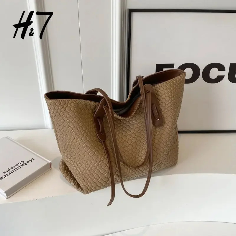 Vintage Diamond Woven Large Capacity Bag Womens Autumn and Winter Fashion Tote Bag Travel Shoulder Package Handbags 250530