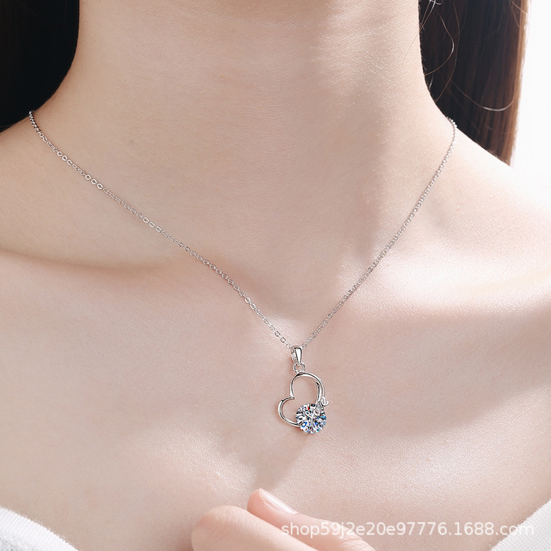 Chic Women's Accessory Exquisite Heart Moissanite Stone Set into a Versatile Chain