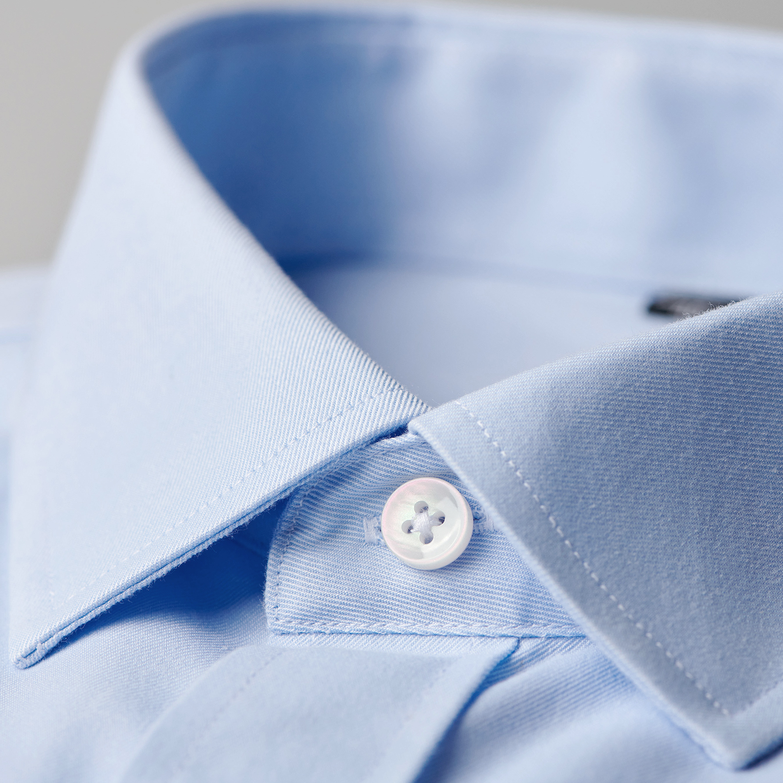 BXS/A classic wrinkle-free pure cotton shirt paired with pearl shell buttons. It's extremely easy to maintain and is a must-have workwear shirt w