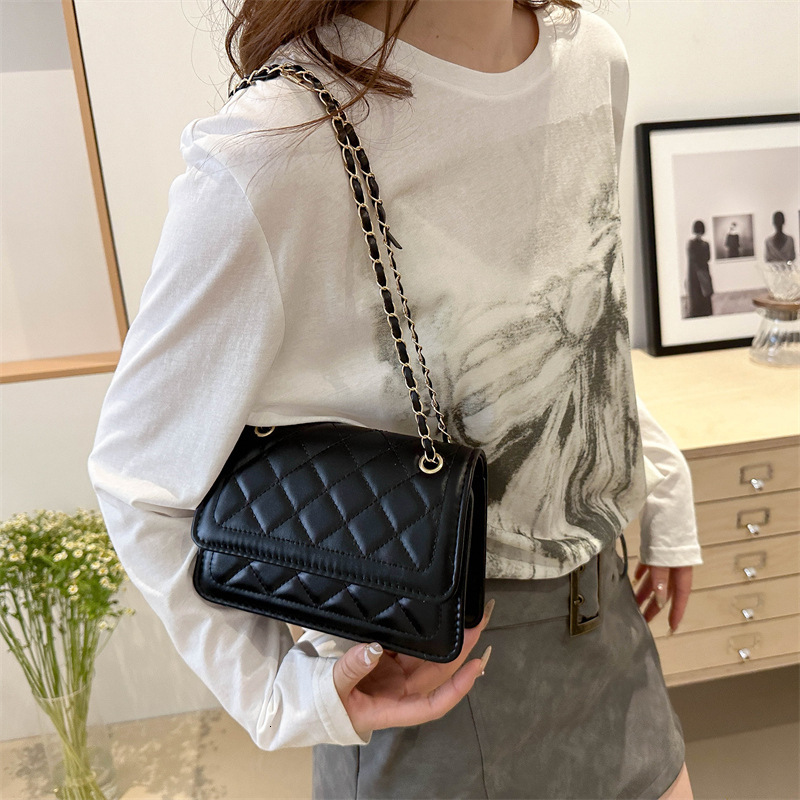 New Fashionable Casual Embossed Handbag Commuter Bag Free Delivery Simple Grid Designer Chain Armband Single Shoulder Crossbody Bag Shopping Bag For W
